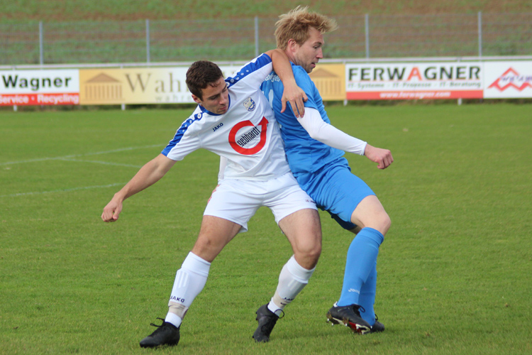 Marco Welker (li.) im Zweikampf