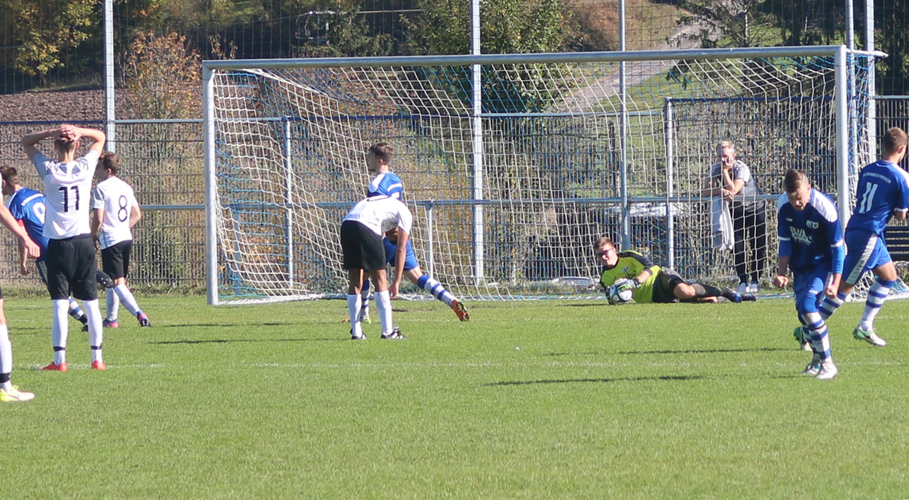 Auch im Nachschuss kann die Elfmeterchance nicht genutzt werden