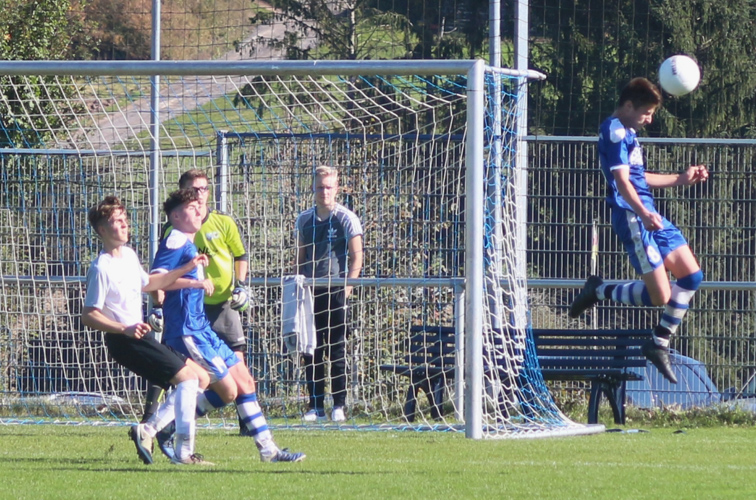 Nils Reißfelder klärt per Kopf