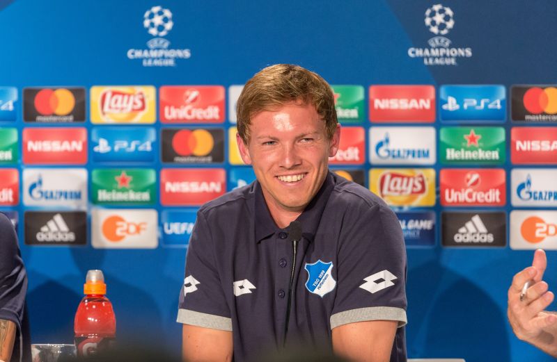 Ein freudestrahlender Hoffe-Trainer bei der PK vor einem Europa-League-Spiel