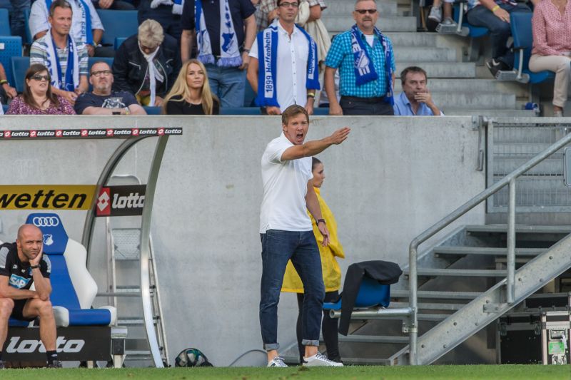 So wie man ihn kennt - ein engagierter TSG-Coach gibt Anweisungen an der Seitenlinie