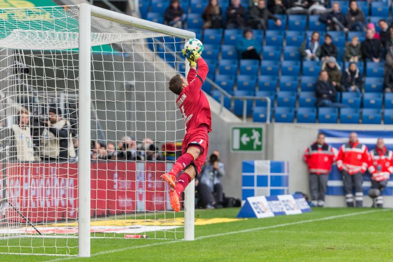 TSG-Keeper Oliver Baumann entschärft einen Grifo-Freistoß