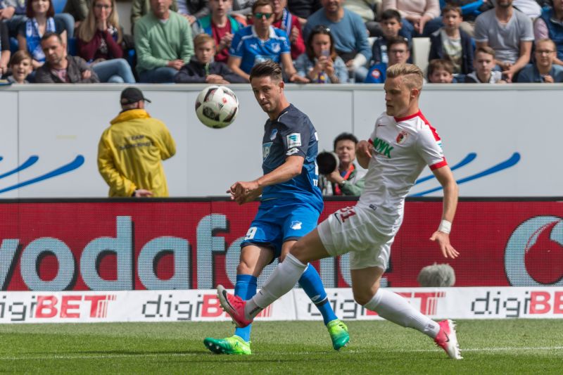 Mark Uth beim Flanken