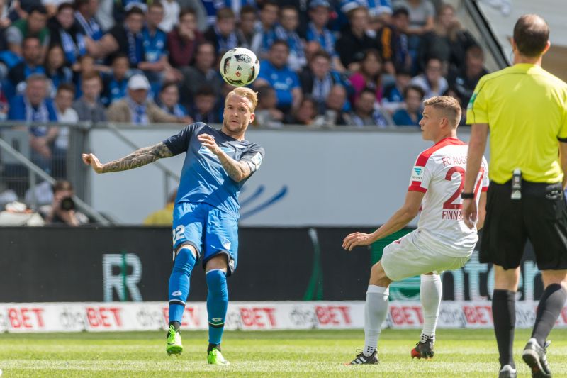 Kevin Vogt beim Kopfball