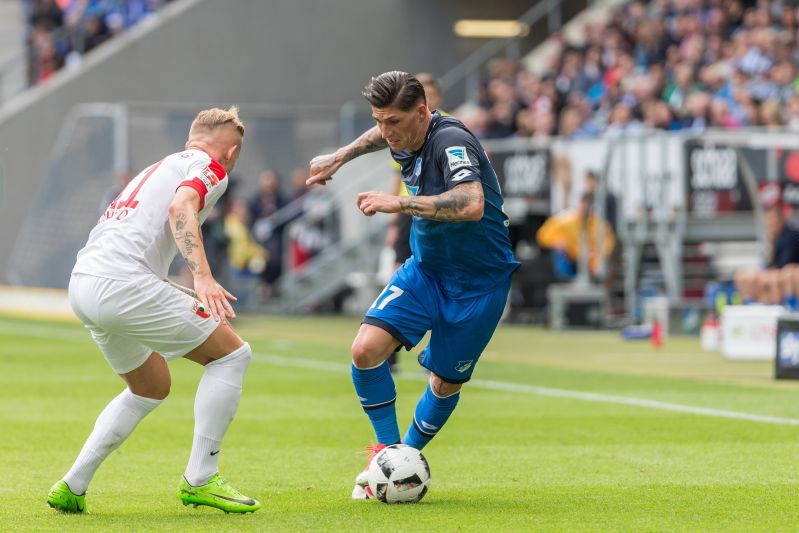 Steven Zuber (re.) im Duell mit dem ehemaligen Hoffenheimer Jonathan Schmid