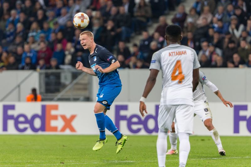 Philipp Ochs beim Kopfball