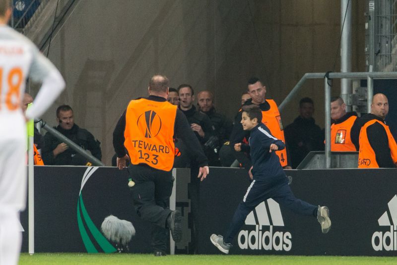 Kleiner türkischer Flitzer entwischt den Ordnern ...