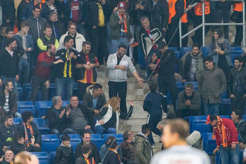 ... und kehrt unversehrt wieder in den Gästeblock zurück