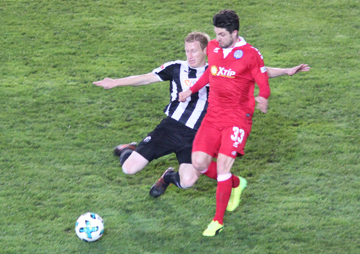 Phlipp Klingmann stoppt per Grätsche Duisburgs Torschütze Moritz Stoppelkamp