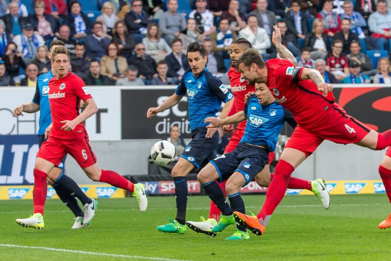 Zweikampfduell im Spiel Hoffenheim - Frankfurt