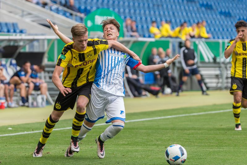 Dennis Geiger im Zweikampf