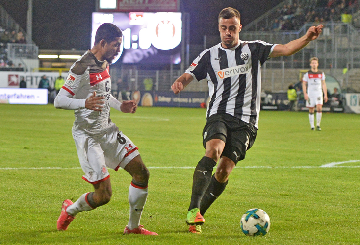 Förster setzt sich im Spiel gegen St. Pauli gegen Jeremy Dudziak durch