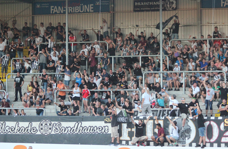 Viele SVS-Fans machen sich am Freitagabend auf den Weg zum Böllenfalltor