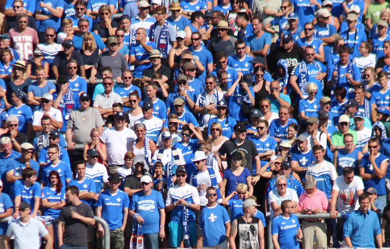 Die 98iger-Fans geben bei den Heimspielen alles für ihr Team