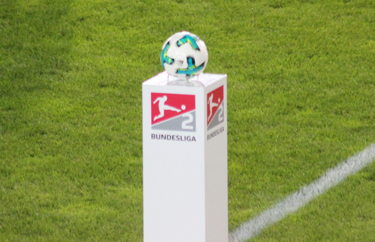 Am Freitagabend rollt der Ball wieder unter Flutlicht