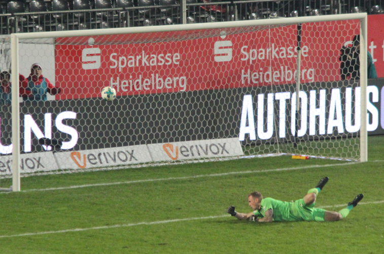 Der Ball verfehlt knapp das Duisburger Tor