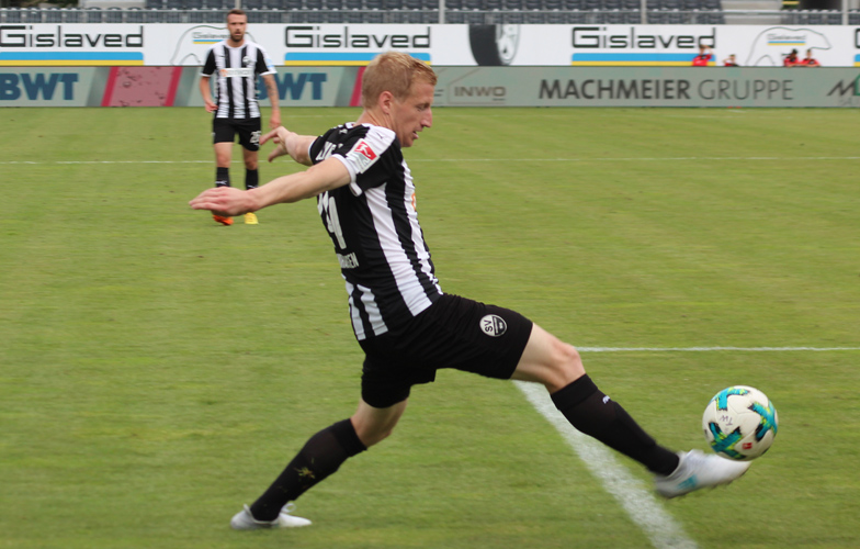 Technisch perfekte Ballannahme des Sandhäuser Rechtsverteidigers