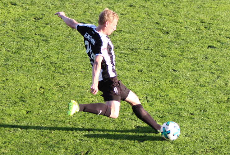 Philipp Klingmann beim Freistoß