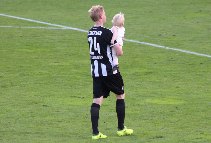 Philipp Klingmann mit Töchtern auf dem Arm