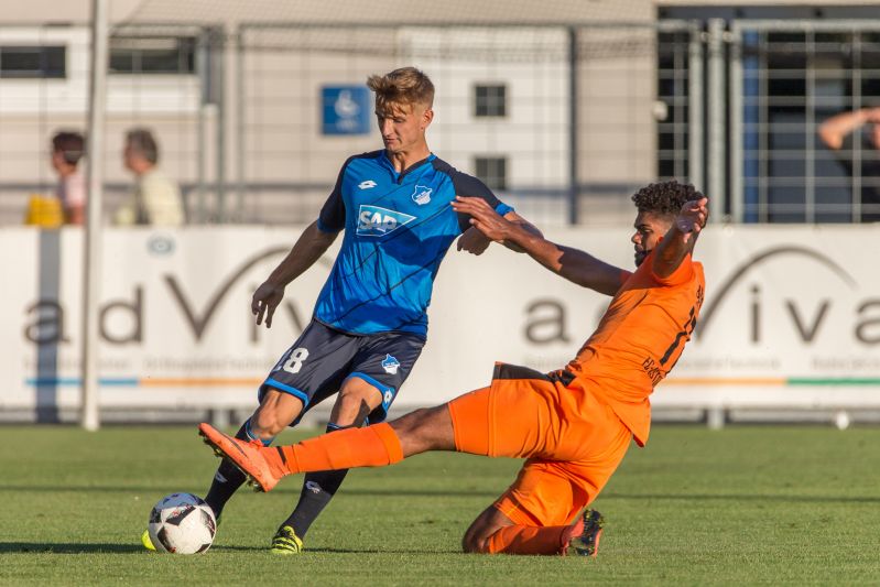 Stefan Posch beim Torschuss