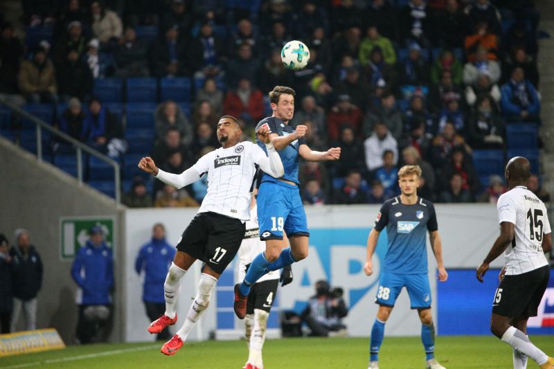 Uth gewinnt ein Kopfballduell gegen Frankfurts Boateng