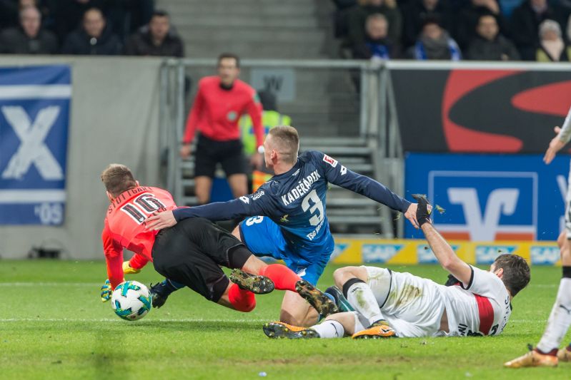 Kaderabek setzt sich energisch durch und liefert die Vorlage zum 1:0 durch Uth