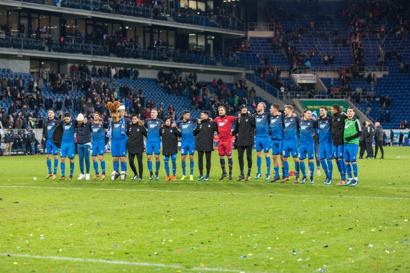 Hoffenheims Spieler lassen sich vor der Südkurve feiern