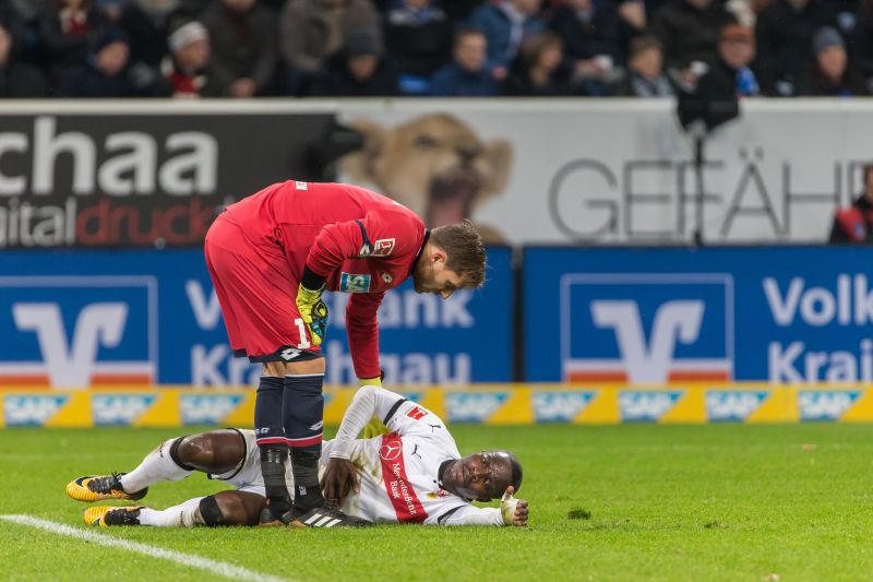 Oliver Baumann kümmert sich um den verletzten Akolo