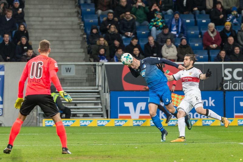 Kaderabek beim Kopfball