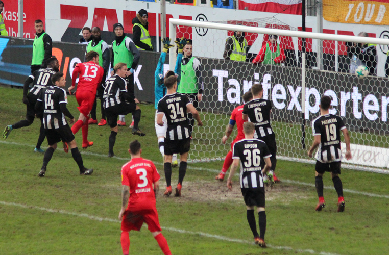 Kiels 1:3 fiel aus ganz spitzem Winkel durch die Nummer 13 Peitz