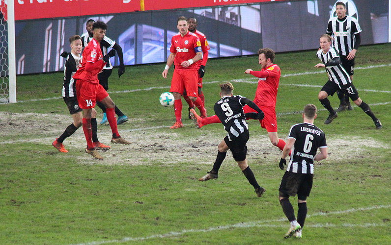 Lucas Hölers Schuss (Nr. 9) wird im letzten Moment gerade noch abgeblockt