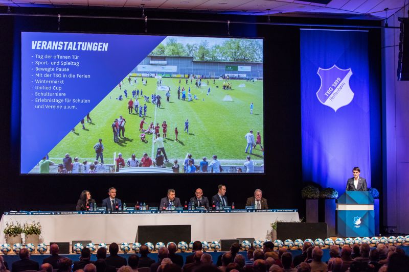 Dominik Drobisch informiert über den Campus