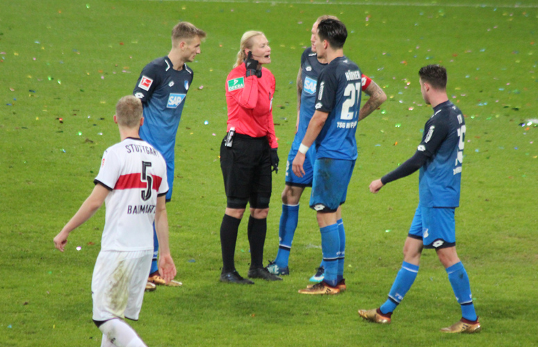 Schiedsrichterin Bibiana Steinhaus hatte die Partie jederzeit im Griff