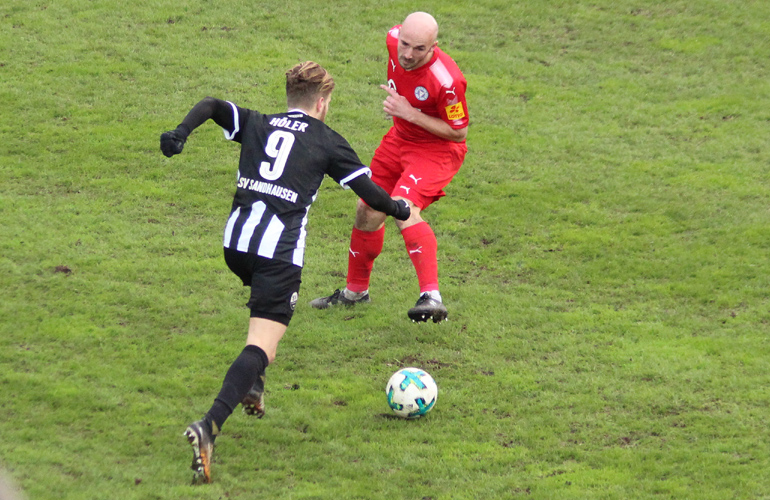 Höler setzt an zum Dribbling