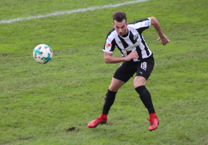 Leart Paqarada beim Torschuss