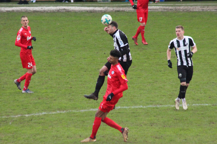 Kister klärt per Kopf