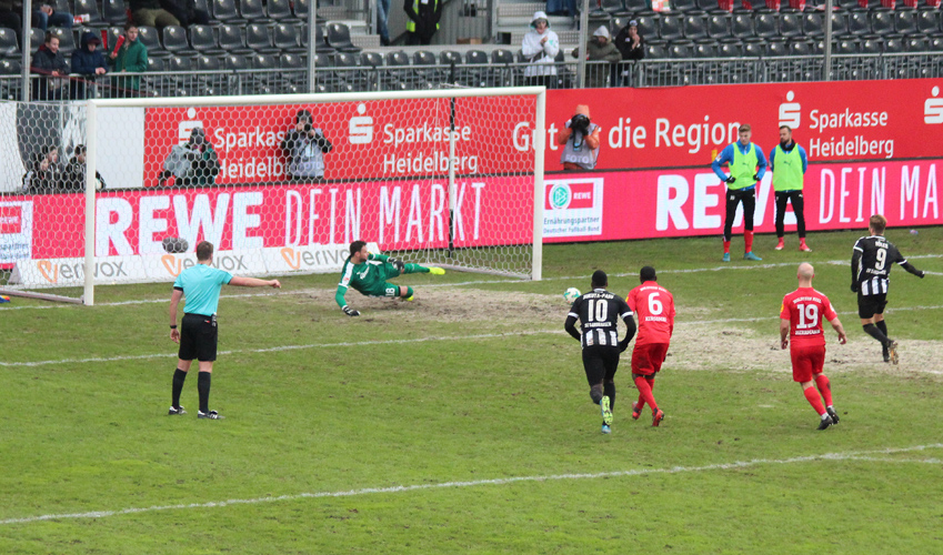 Höler verwandelt sicher vom Elfmeterpunkt zum 2:0