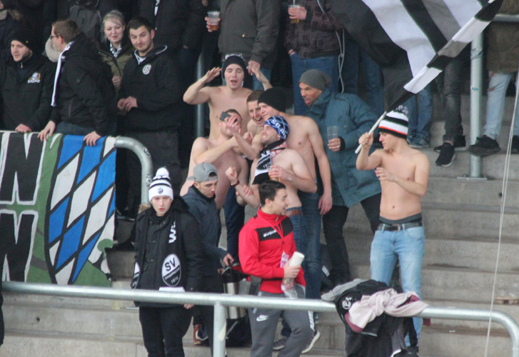 Hitzige Sandhäuser Fans in Partylaune