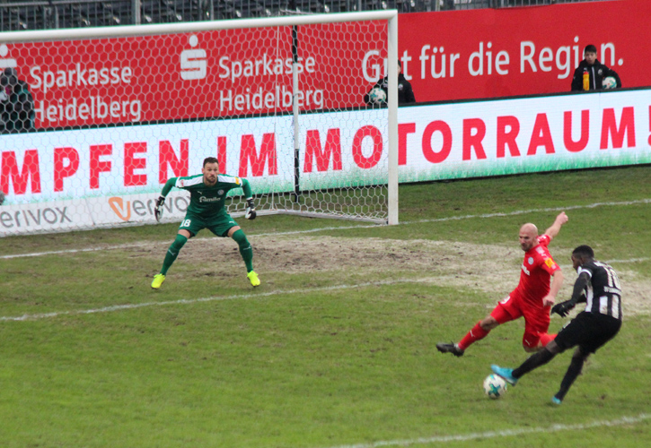 Sukuta-Pasu erzielt nach schönem Solo die 3:0-Führung