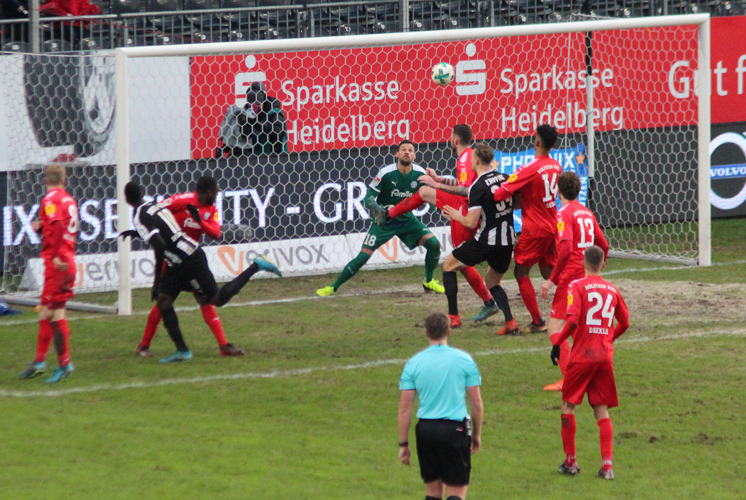 Sukuta-Pasu trifft per Kopf den rechten Innenpfosten