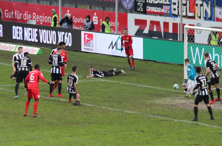 Glück für den SVS, als der Ball an den linken Torpfosten geht