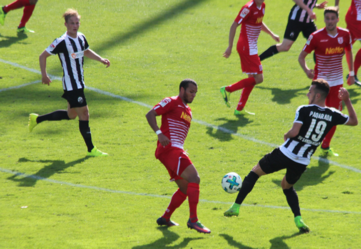 Maxi Jansen (li.) in der Beobachterfunktion