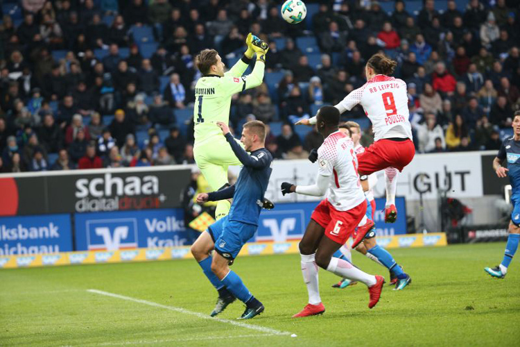 TSG-Keeper Oliver Baumann klärt per Faustabwehr