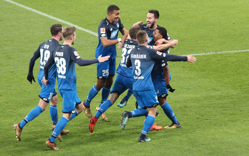 Ausgelassene Torfreude nach dem 3:0 -Kunstschuss von Gnabry