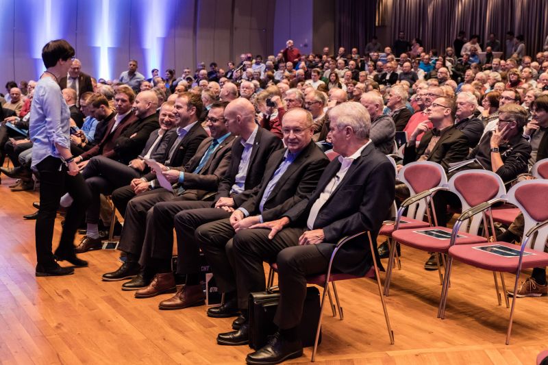 julian Nagelsmann (li.) verfolgte in der ersten Reihe neben Alexander Rosen die Versammlung
