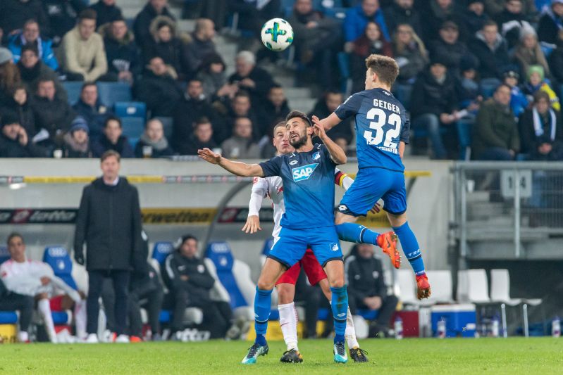 Lukas Rupp und Dennis Geiger beim Kopfballduell im Mittelfeld