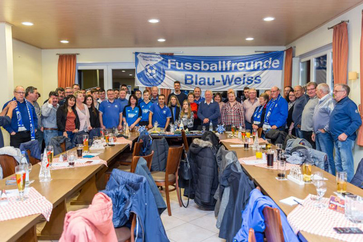 Gruppenfoto der Fußballfreunde Blau-Weiss mit dem Gast Sandro Wagner