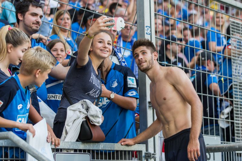 Kramaric posiert mit einem Fan vor der Südkurve. Der Kroate nimmt sich viel Zeit für seine Fans.