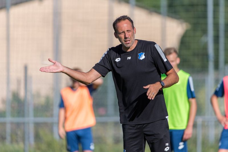 Ein engagierter Pellegrino Matarazz beim U17-Training