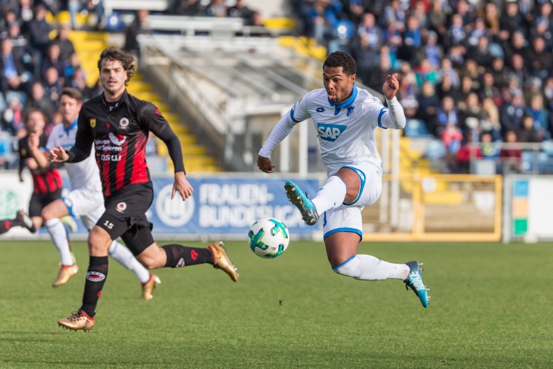 Gnabry erzielt im Testspiel gegen Rotterdam den 1:1-Ausgleich